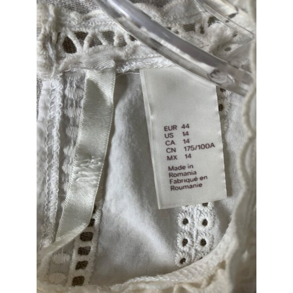 H & M White Eyelet Blouse Bell Sleeves Size 14 XL Keyhole RDD10675 - Picture 4 of 6